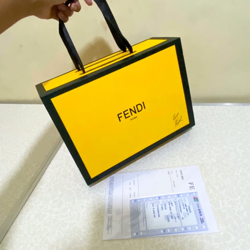 

Box Magnet Fendi Kuning Hard Box Kotak Kado Tas