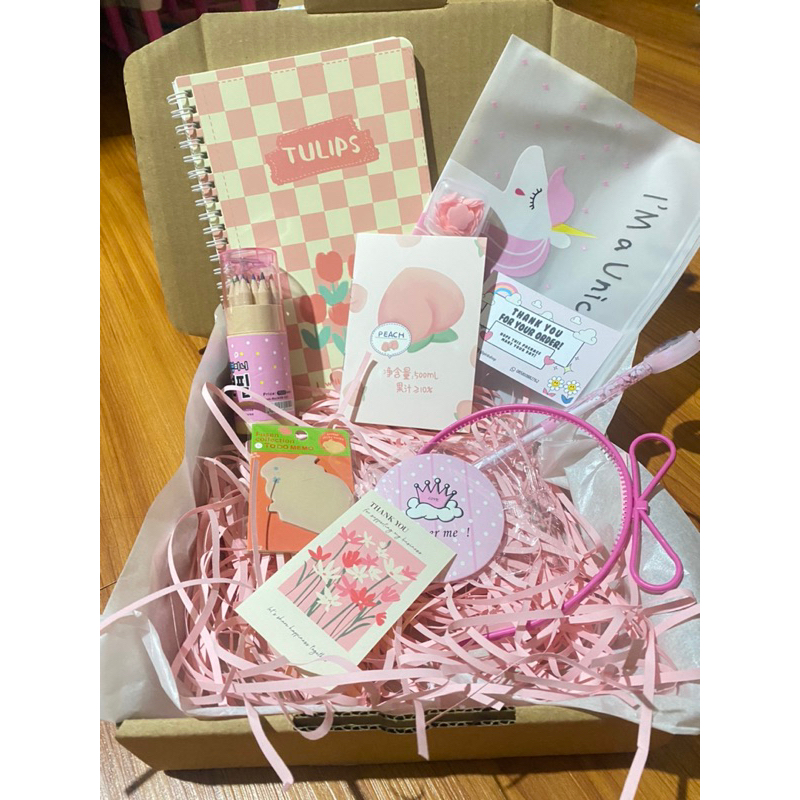 

hampers package pink alat tulis kado wisuda birthday
