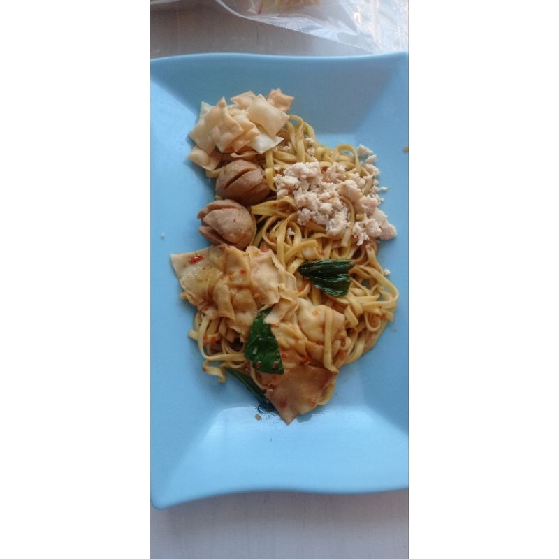 

Mie Jebew Instan Ala Sultan (Mie Pedas level gila) lengkap dengan toping ayam cincang, pangsit isi ayam, bakso daging, kerupuk dan bumbu level pedas gila