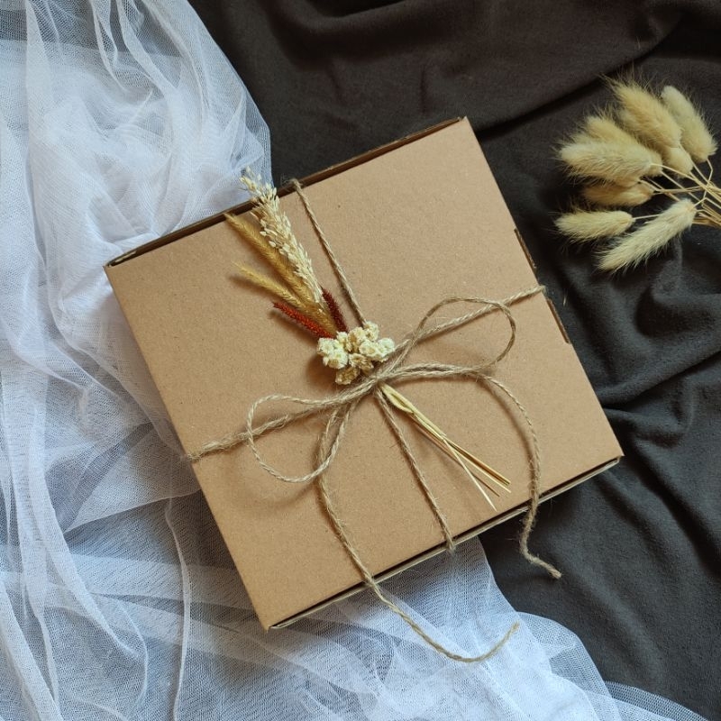 Box hampers dengan bunga kering