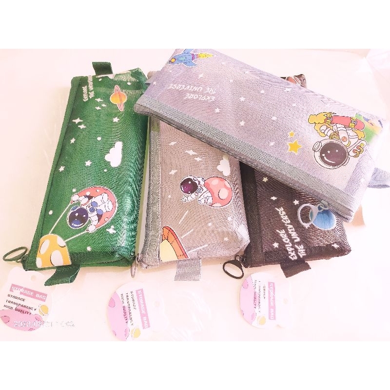 

Tempat Pensil Resleting Astronot packing mika