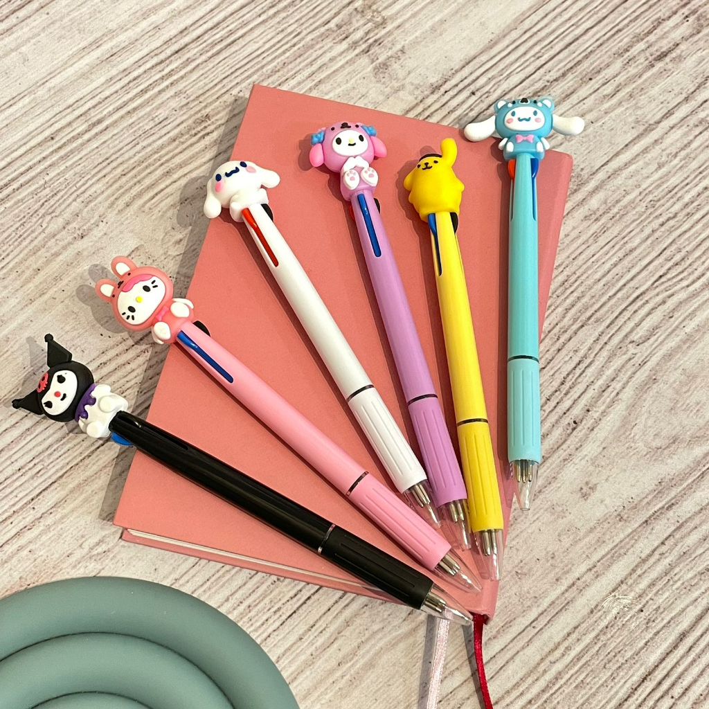 

Pen 3 Warna bentuk Sanrio Tinta 3 Warna/ Bolpen SANRIO 3 Warna TERMURAH Tinta Hitam Biru Merah ready 5 Varian Kuromi Melody Cinnamorol Kualitas Terbaik Harga Termurah bisa COD