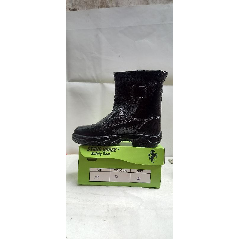 sepatu safety proyek lapangan