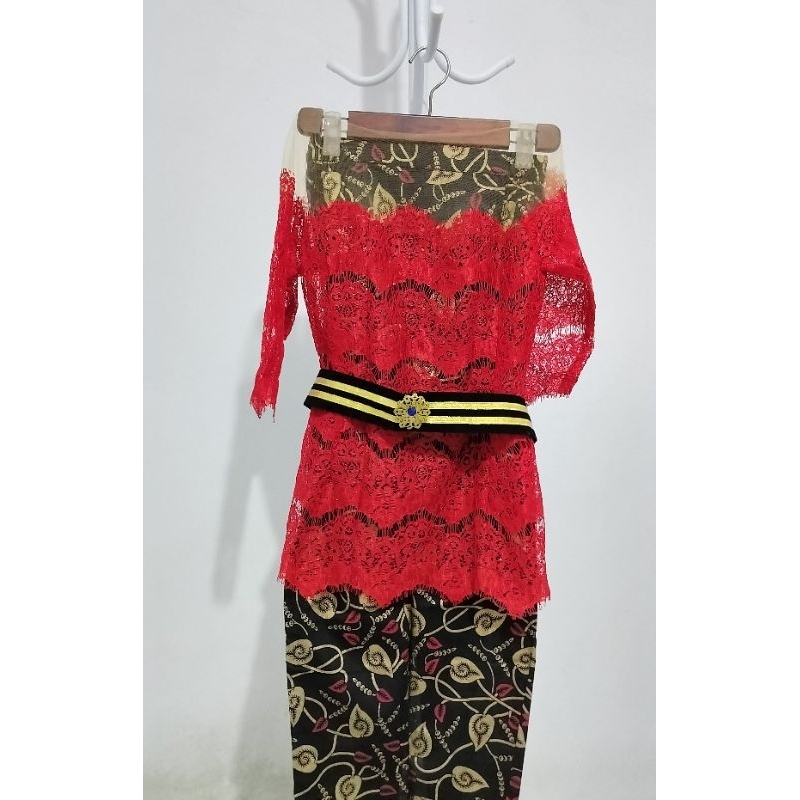 Kebaya Wisuda Bali Sabrina Set - Merah