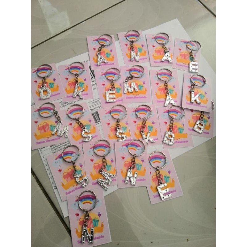 1pcs Gantungan kunci inisial huruf A-P / souvenir murah / bros dagu inisial / bros dagu alfabet