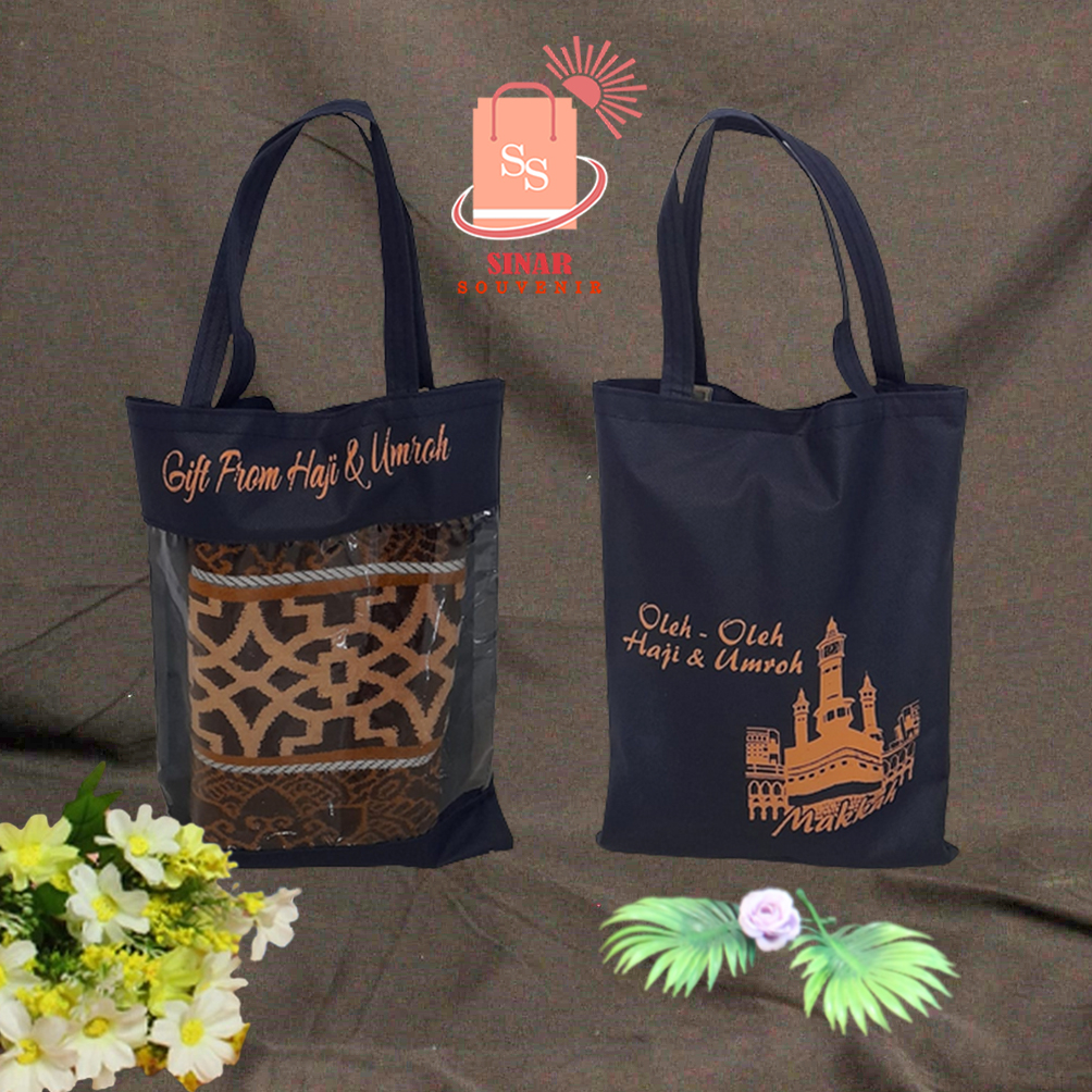 

TAS SOUVENIR OLEH OLEH HAJI DAN UMROH KOMBINASI MIKA NAVY UKURAN 25 X 33- LANGSUNG KIRIM BISA COD