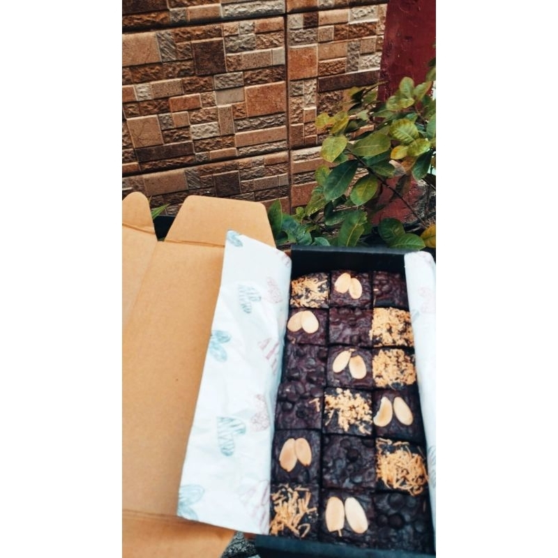 

BROWNIES FUDGY SEKAT 20 X 10 TOPPING MIX