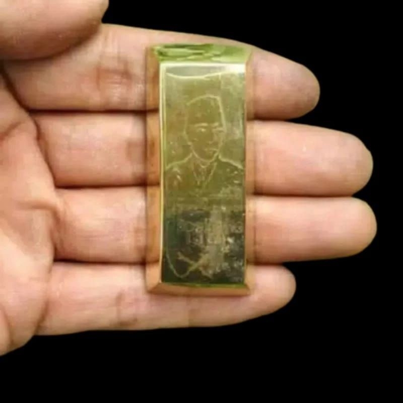 BARANG ANTIK REPLIKA MAS SUKARNO BAHAN KUNINGAN SARI
