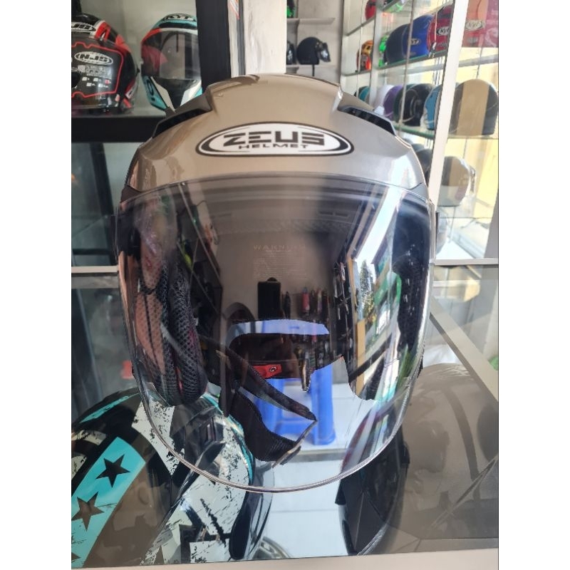 Helm Zeus 611 bekas pakai