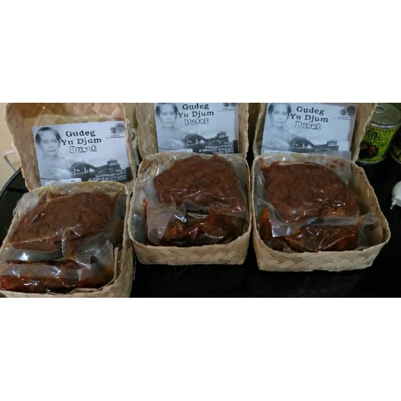

GUDEG YU DJUM PUSAT FRESH VACCUM-FROZEN murah (gudeg, krecek, dada 1, telur 5) oleh-oleh khas Jogja