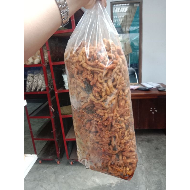 

Kripik Usus Pedas Daun Jeruk dan Ori dari Almeera Queen