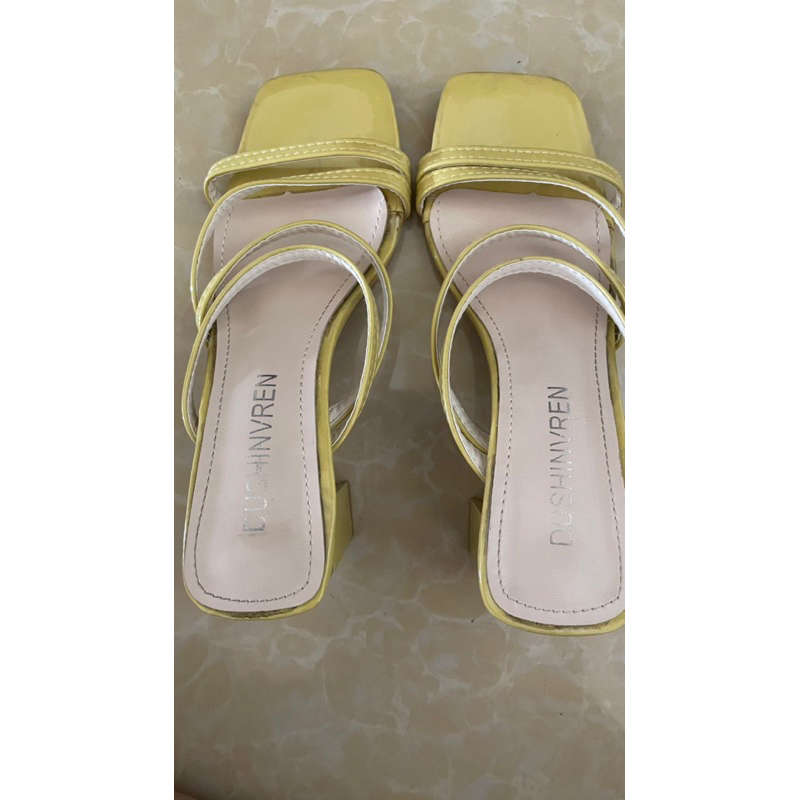 sanda heels kuning