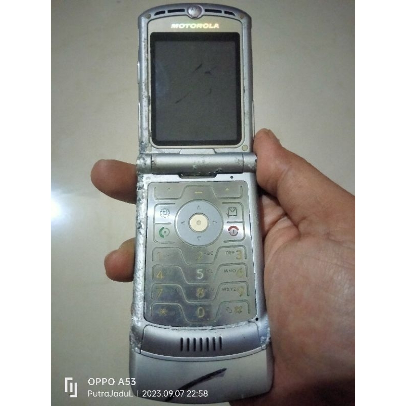 Motorola RAZR V3 Silver Bahan Gambling Original Mulus Jadul Langka Unik Imut Speaker Bass Stereo Jos