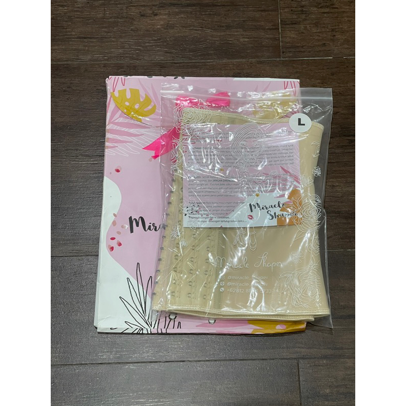 Miracle Shaper 9 bones Preloved size L