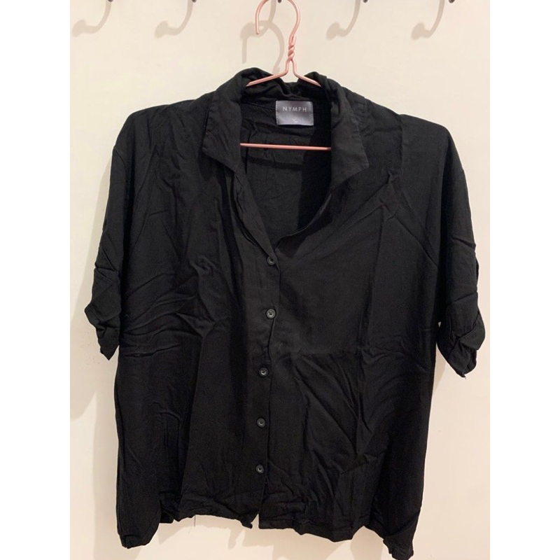preloved NYMPH kemeja v neck lengan pendek hitam