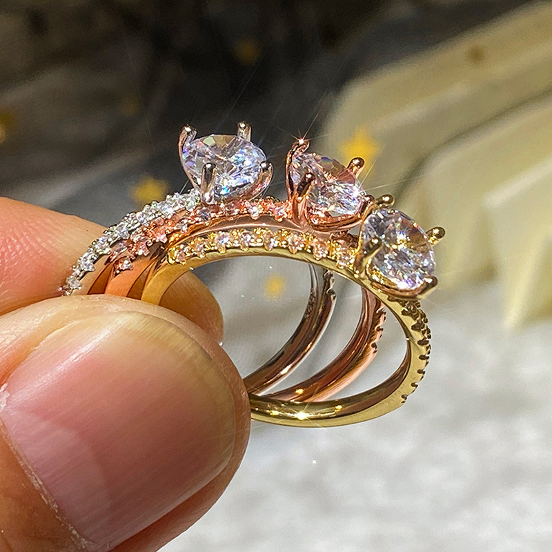 Cincin Moissanite Berlian Palsu Emas Mawar Minimalis - Cincin Lamaran & Pernikahan Dipesan Khusus
