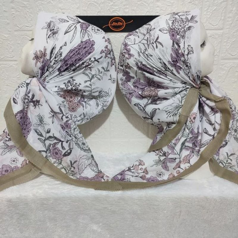 Hijab Segi Empat Motif Bunga Cindi Warna Putih List Putih Jilbab Kerudung