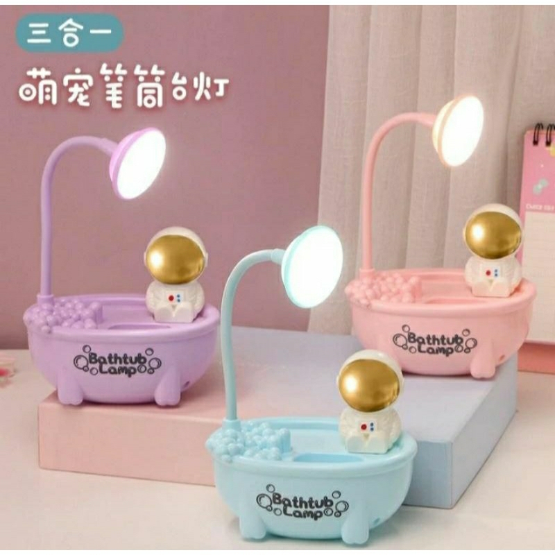 

Lampu meja belajar astronot karakter lucu tempat pensil serutan unik LED