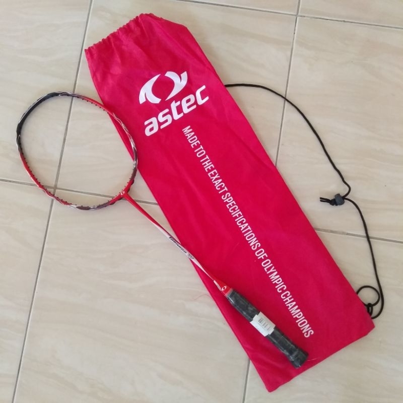 Raket dan Tas Badminton ASTEC RED TORNADO 700 G5 US  Bulutangkis Profesional Standar Merah 100% New 