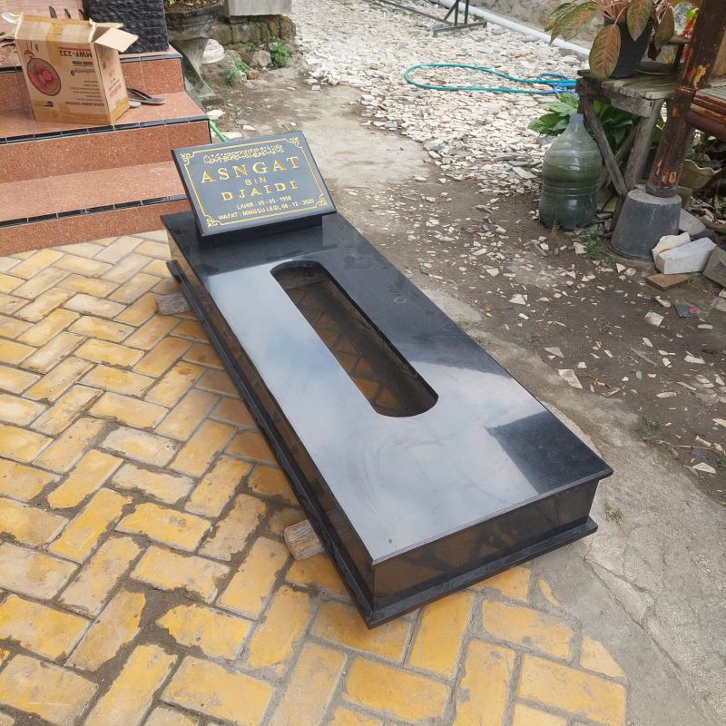 Kijingan makam pahlawan batu granit hitam