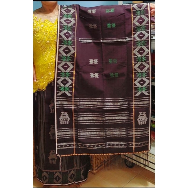 Tenun set Rumah Adat bahan sutra benang ratus dasar warna kopi gosong dengan kepala sarung memakai b