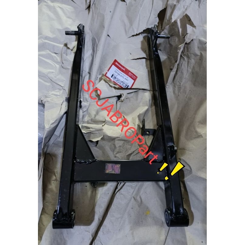 SWINGARM RR ASSY BLACK HONDA SUPRA FIT NEW ..52100 KTL 691...ORI AHM