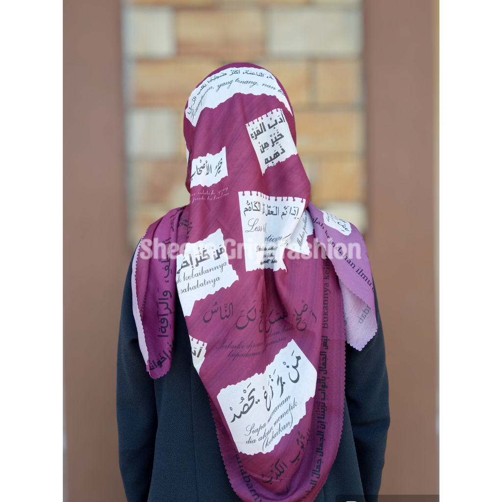 Kerudung motif tulisan Arab warna maroon mutiara hikmah jilbab ala santri segi empat kekinian hijab 