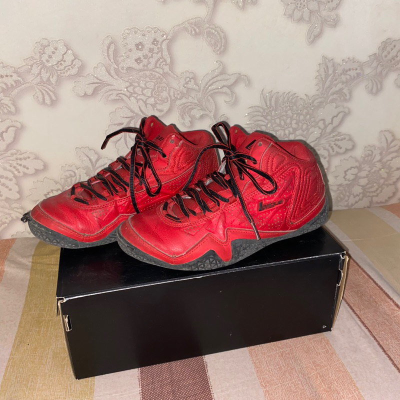 PRELOVED Sepatu League Basket Merah Levitate basketball shoes original
