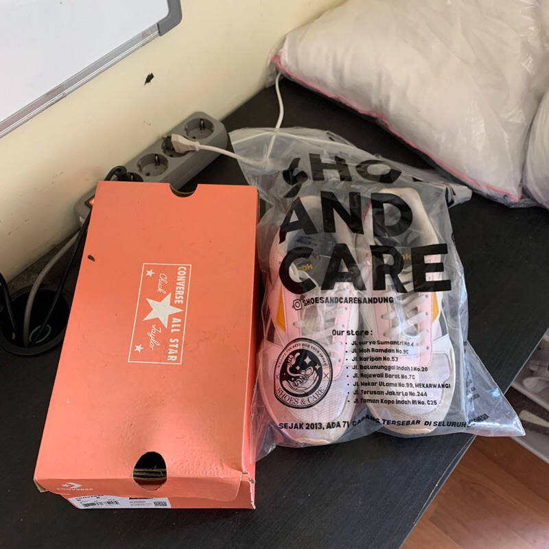 Sepatu cewek sneakers REEBOK x Wanna One Royal Bridge size US 6 / EU 36 Original