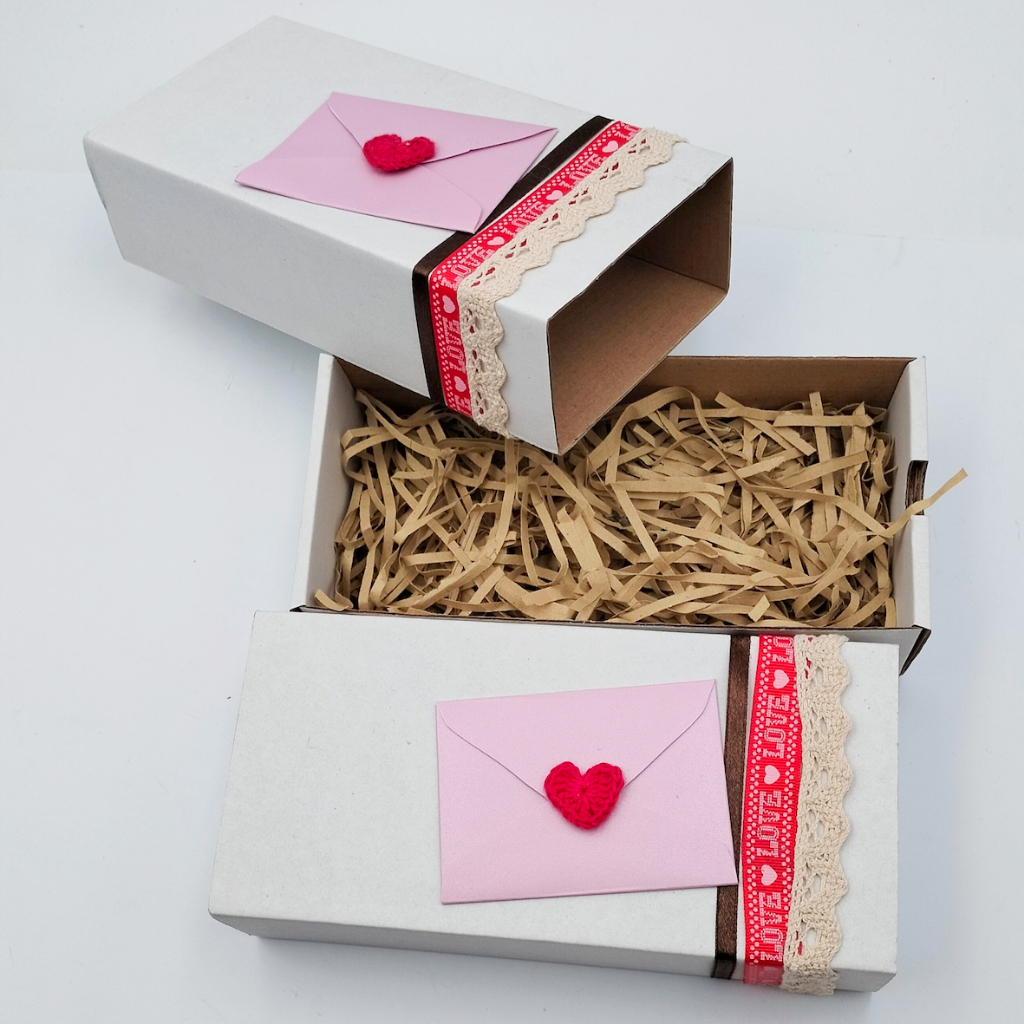 

Kotak hampers kado putih gift box soft box slide hiasan hati kartu ucapan love mail valentine