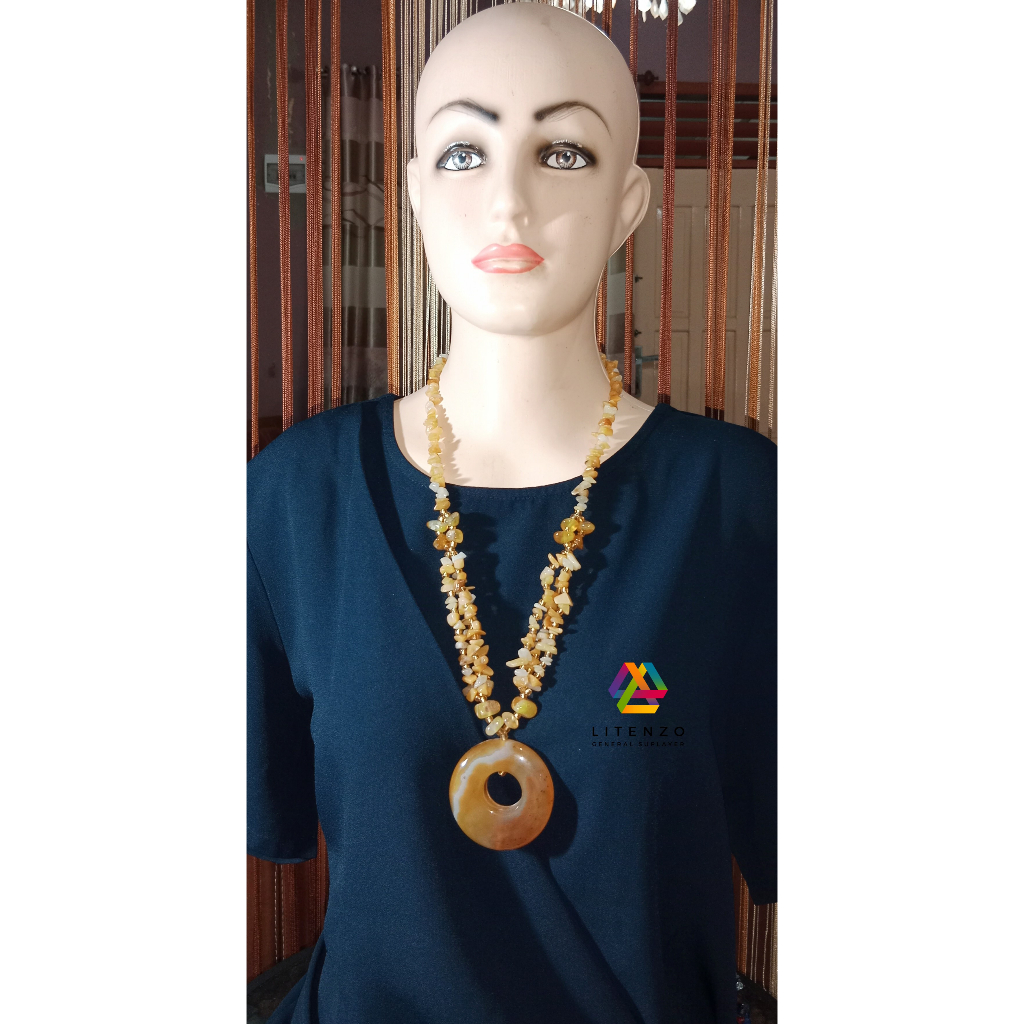 Kalung dan liontin dari batu mulia atau batu akik asli Kalimantan