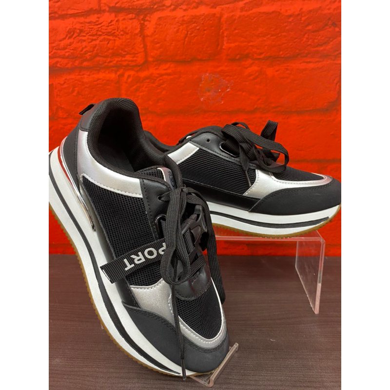 sepatu sneakers Looks murah