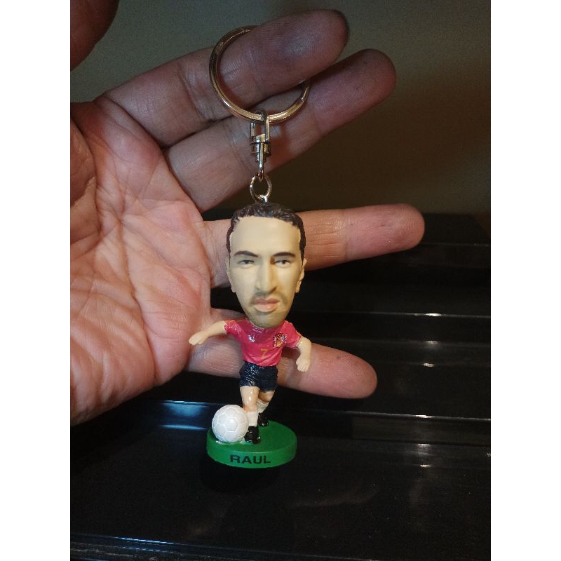 gantungan kunci action figure pemain bola Raul