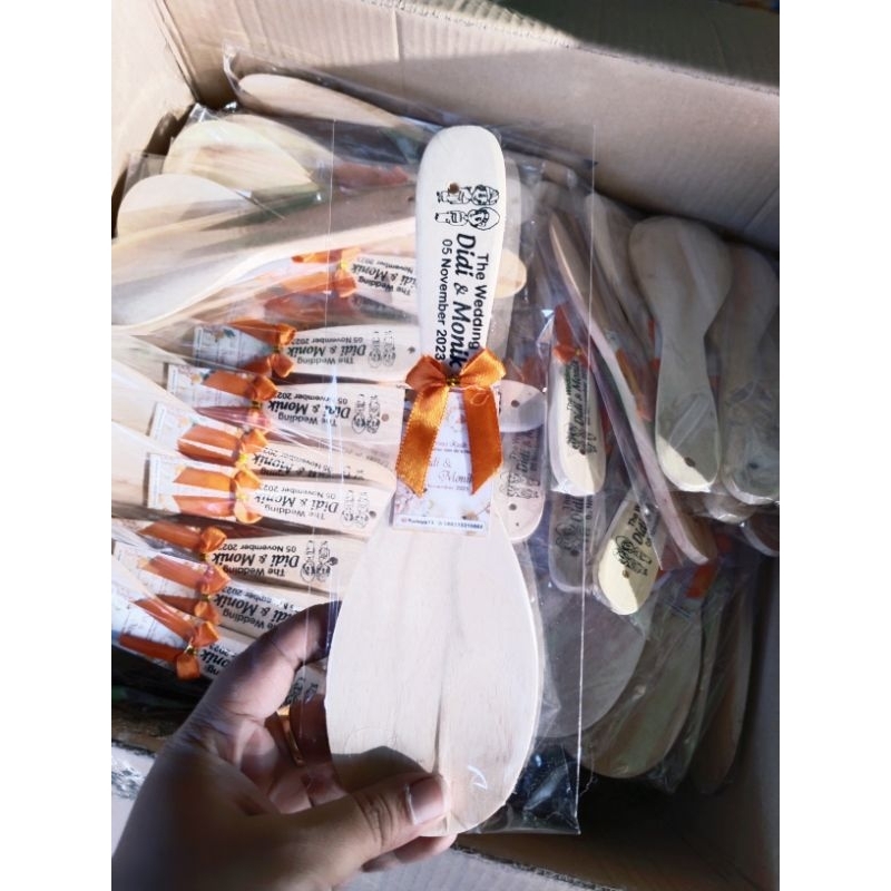 Souvenir pernikahan centong kayu