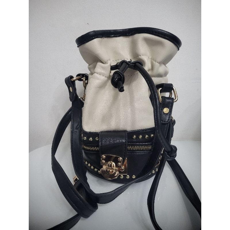 tas bucket mini warna hitam putih tulang prelived