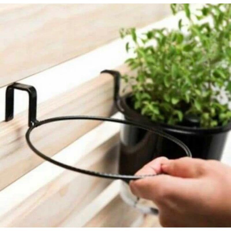 Gantungan Pot Pagar Besi