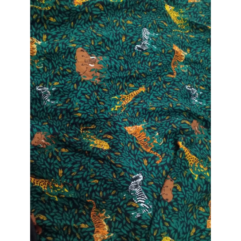 CERUTI TEBAL MOTIF BINATANG DASAR HITAM (250 CM = Rp70.000)