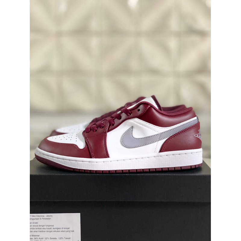 Jordan 1 Low maroon