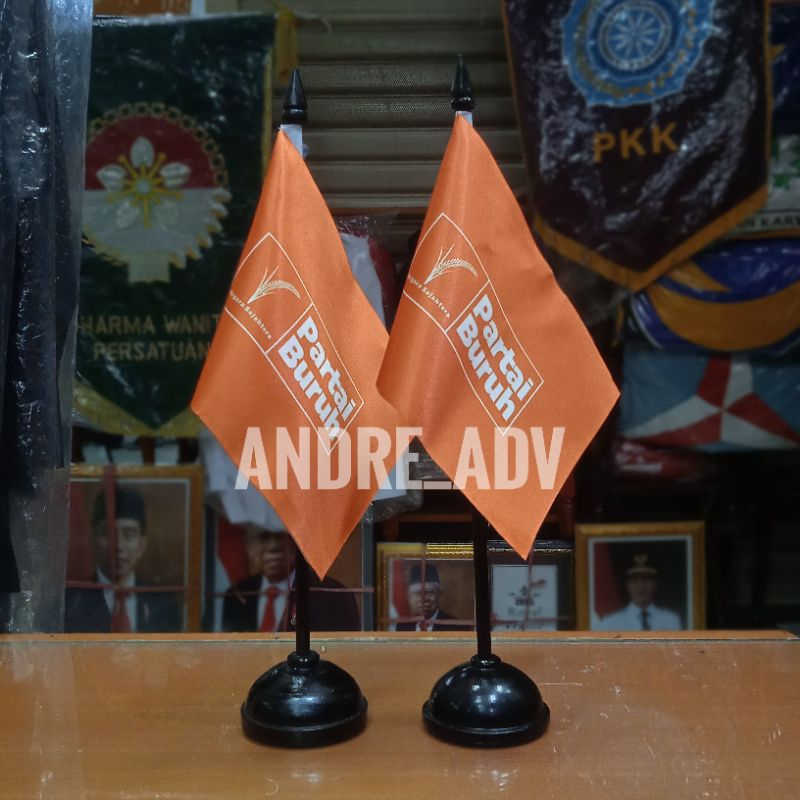 

partai buruh dan tiang kayu meja