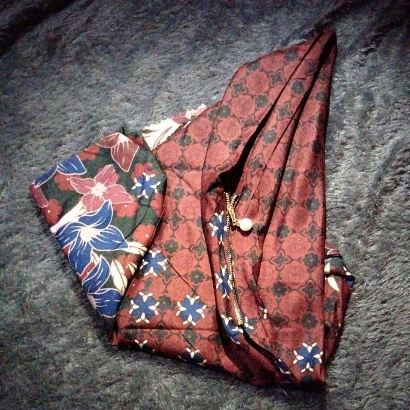 Jilbab instan ada resleting merah maroon bermotif haul preloved