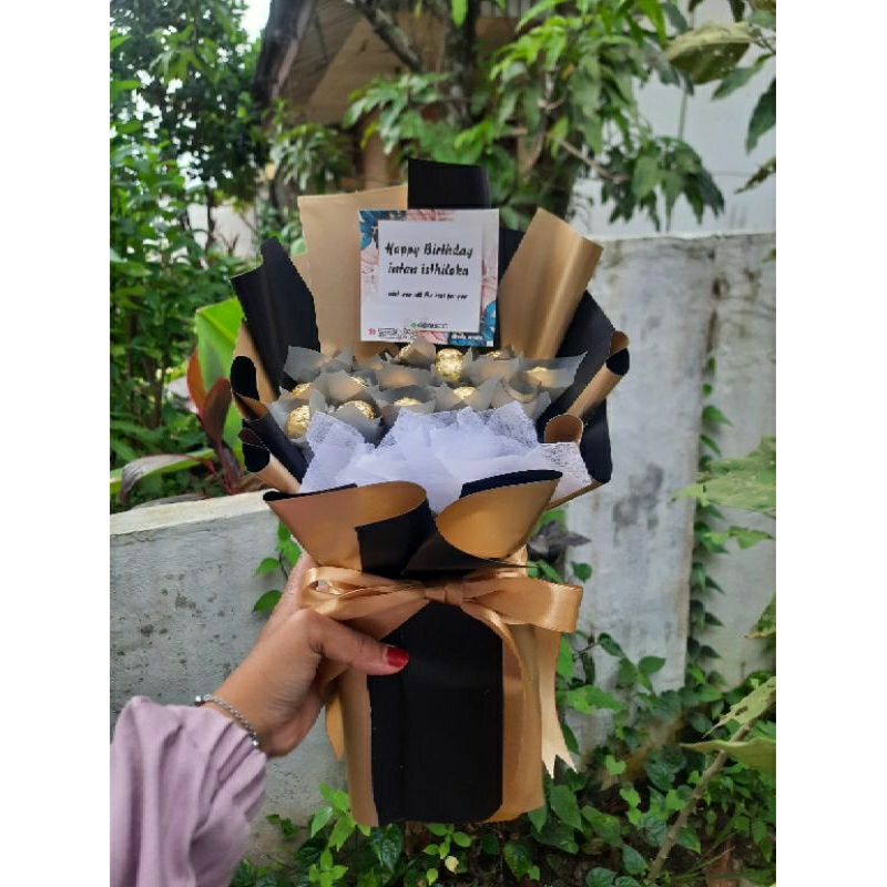 

buket coklat golden /buket coklat bulat / buket perpisahan /buket ulang tahun / buket hari guru / buket wisuda /buket hari ibu / buket anniversary /buket hari spesial