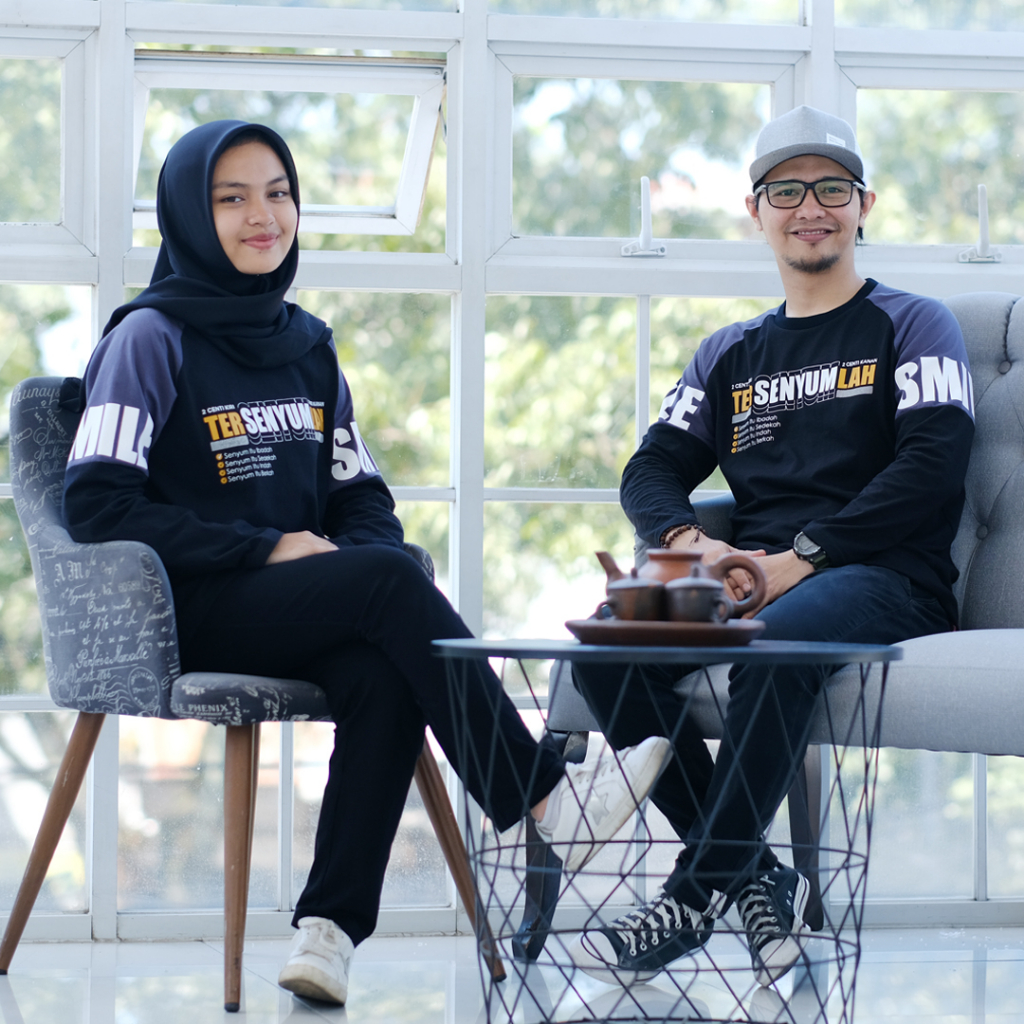 ALZARA Baju Kaos Dakwah Islami Lengan Panjang Pria Couple Wanita Premium Katun TERSENYUM 01