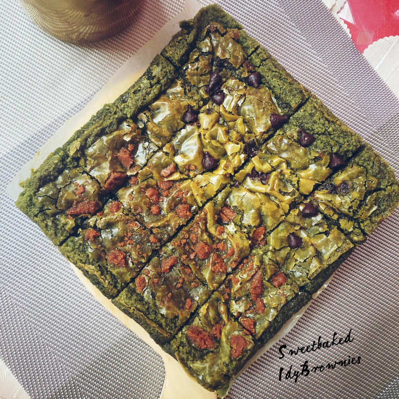 

Fudgy brownies greentea matcha lotus chocochips 20x20 cm