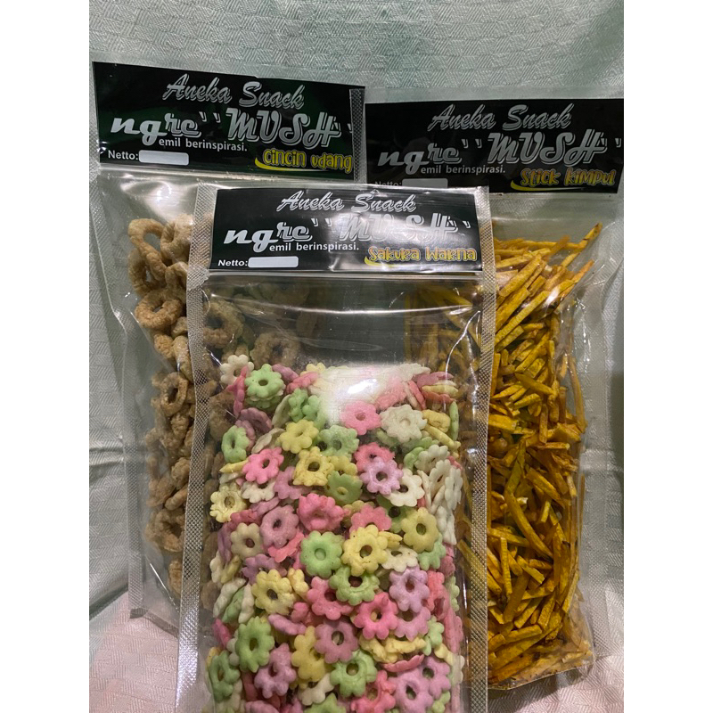 

SAKURA WARNA/snack/makanan ringan/klethikan/jajanan/isi topless/jajan bodho