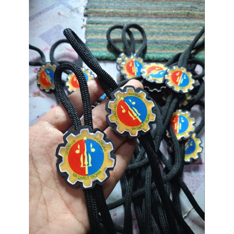 

RING KACU CUSTO LOGO. PENGIKAT KACU, COCOK UNTUK PEMBINA / PENEGAK / PENGGALANG/ SMP / SMA/ UMUM