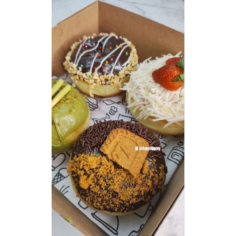 

Premium donat isi 4, 1 box, hanya via INSTAN