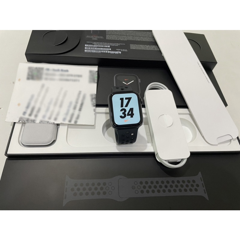 iWatch Series 6 40mm Dan 44mm  Nike ID GPS+CEL Gray kondisi sangat baik, baterai 98%, garansi pusat 