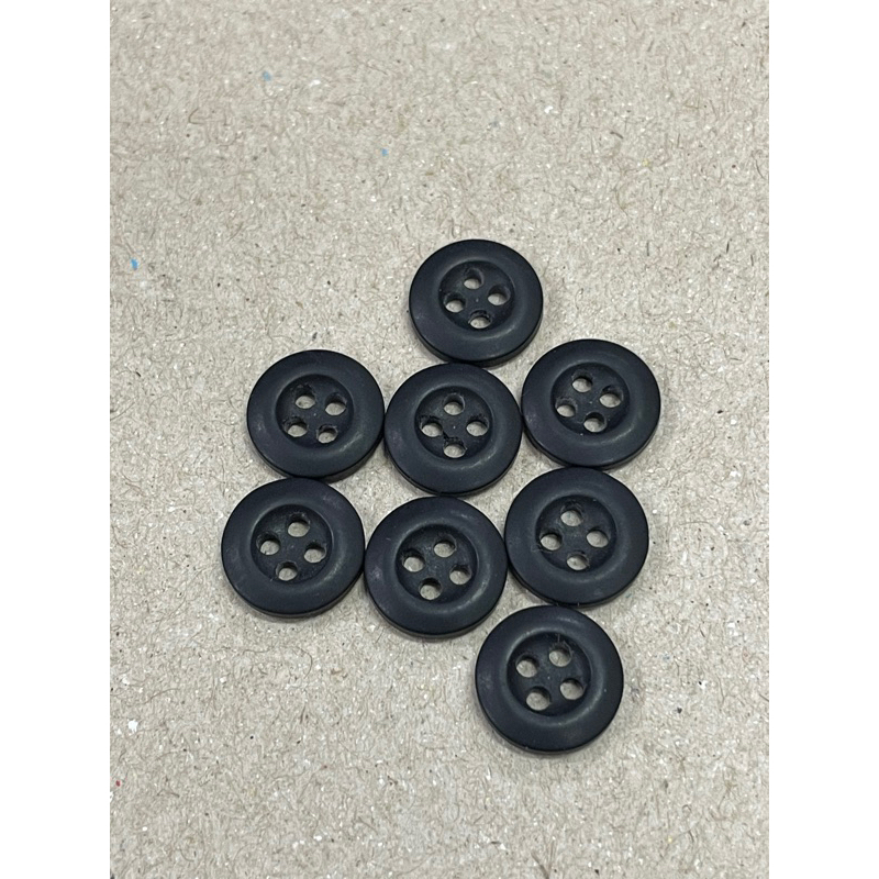 Kancing kemeja hitam cembung