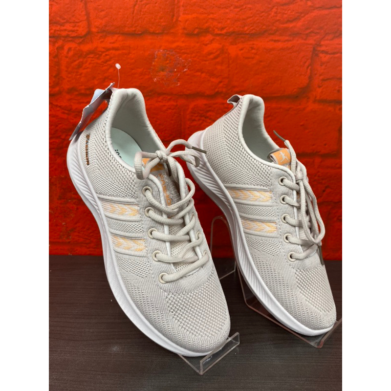 sepatu sneaker murah looks