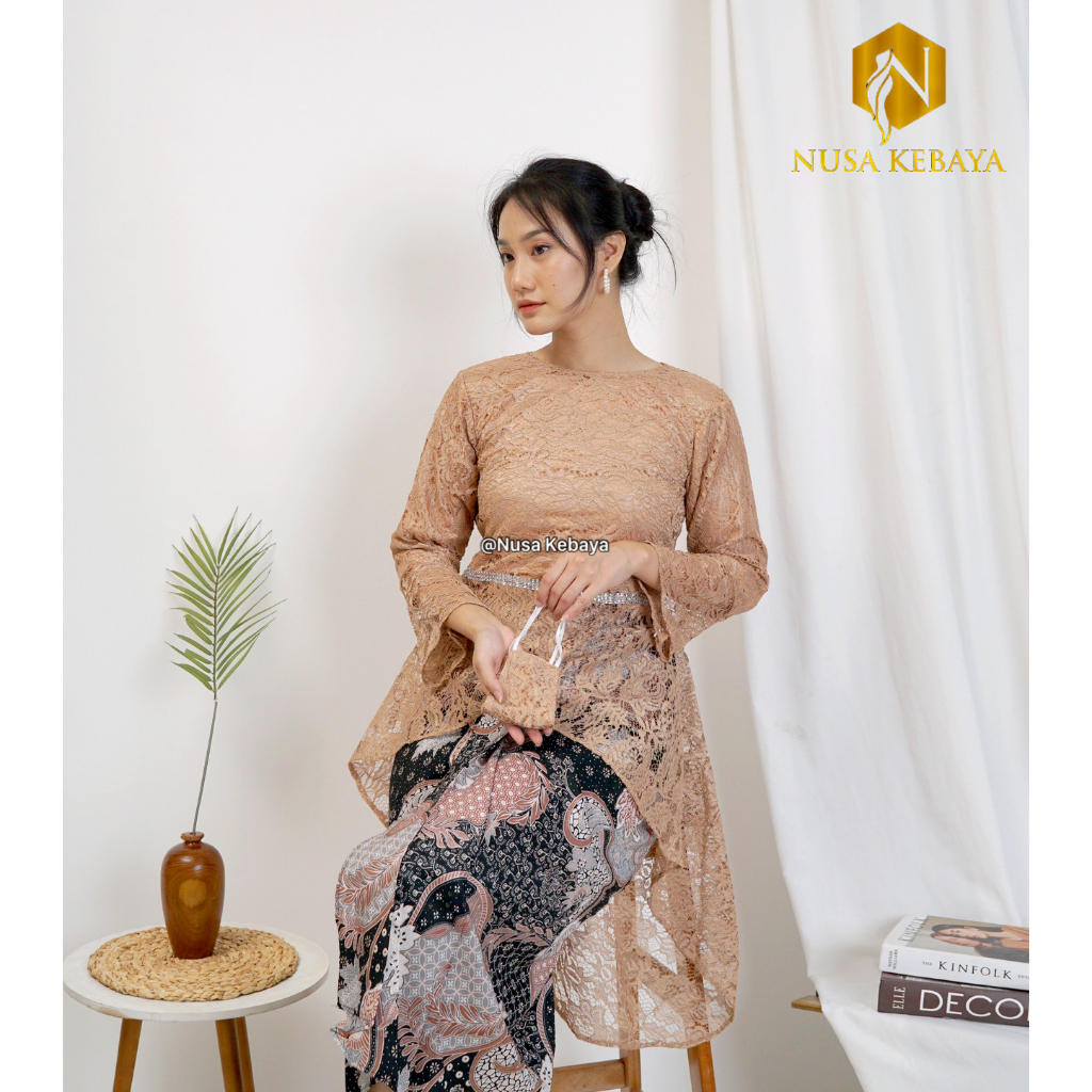 Setelan Kebaya Modern Bahan Brukat Set Rok Lilit Batik Motif Terbaru Untuk Wisuda Kondangan Pesta Tunangan Nikah Lebaran Hari Raya Natal Paskah Imlek Kartini Seni Tari Agar tampil cantik Manis Elegan dan Kasual Ready Ukuran Jumbo ( Syahrini ) Nusa Kebaya